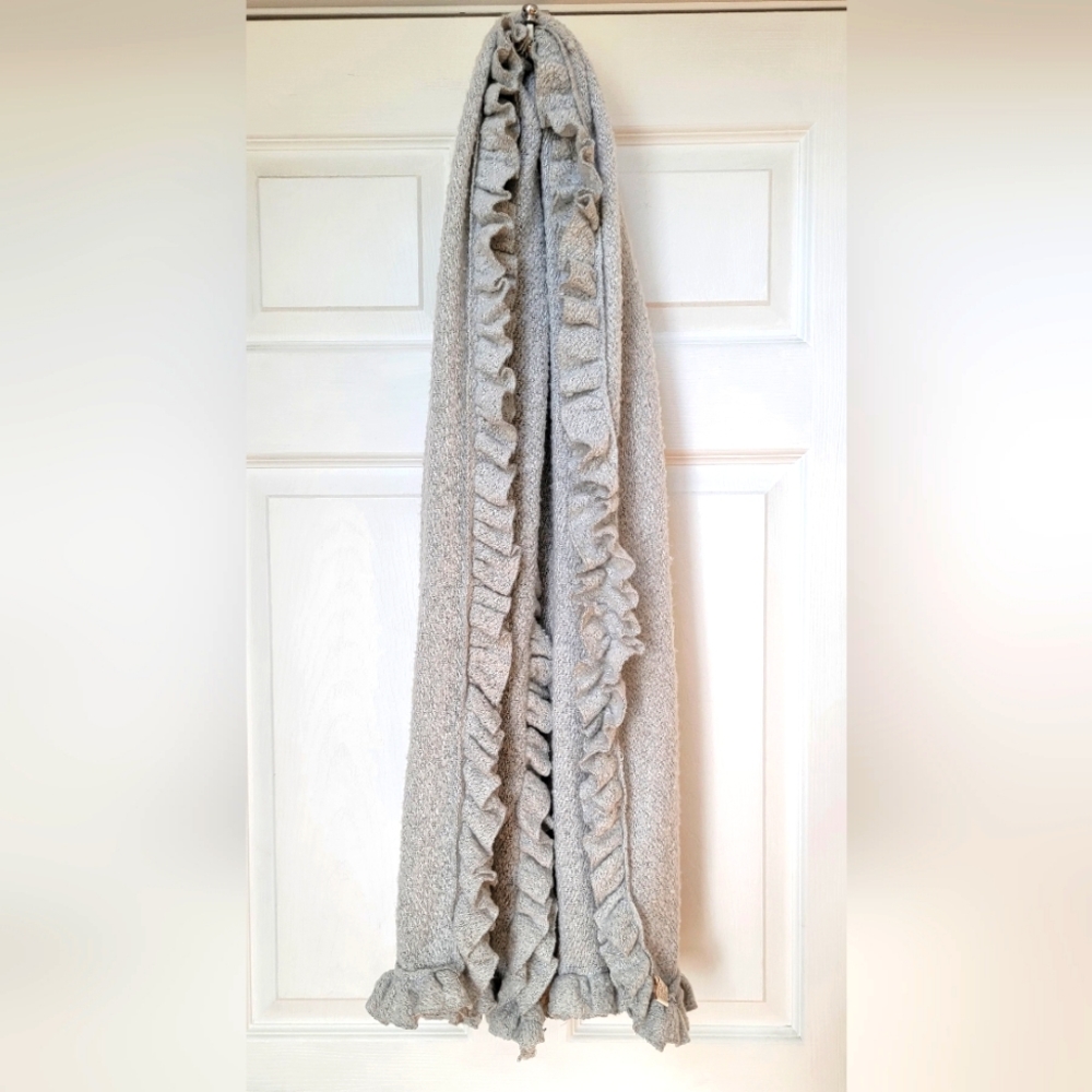 beautiful oversized scarf/shawl, light gray with ruffle edging